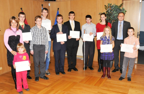 Úspěšní studenti a žáci, které v závěru minulého roku ocenil náěmětek hejtmana radek Cikl (vpravo) a vedocuí Odboru školství KÚ LK Jiřína Princová (vlevo).